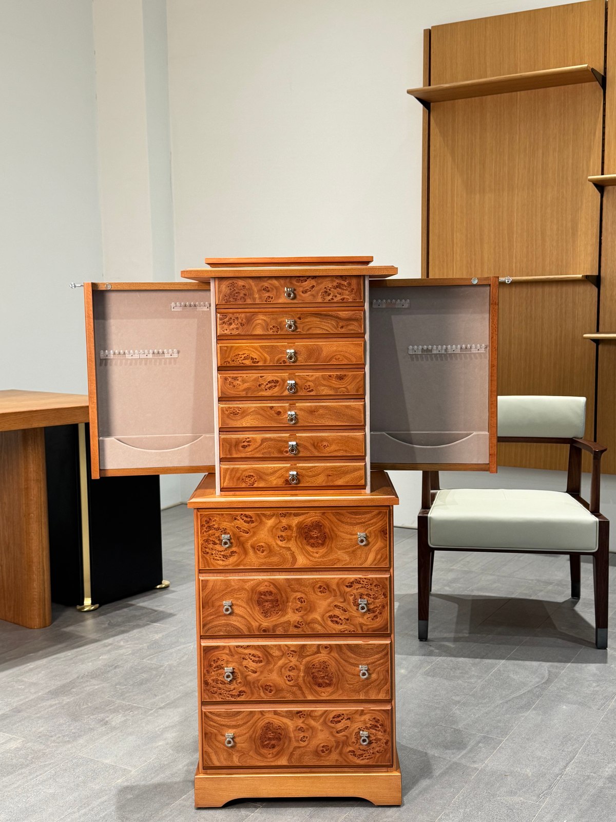 Jewellery cabinet with both side compartments open